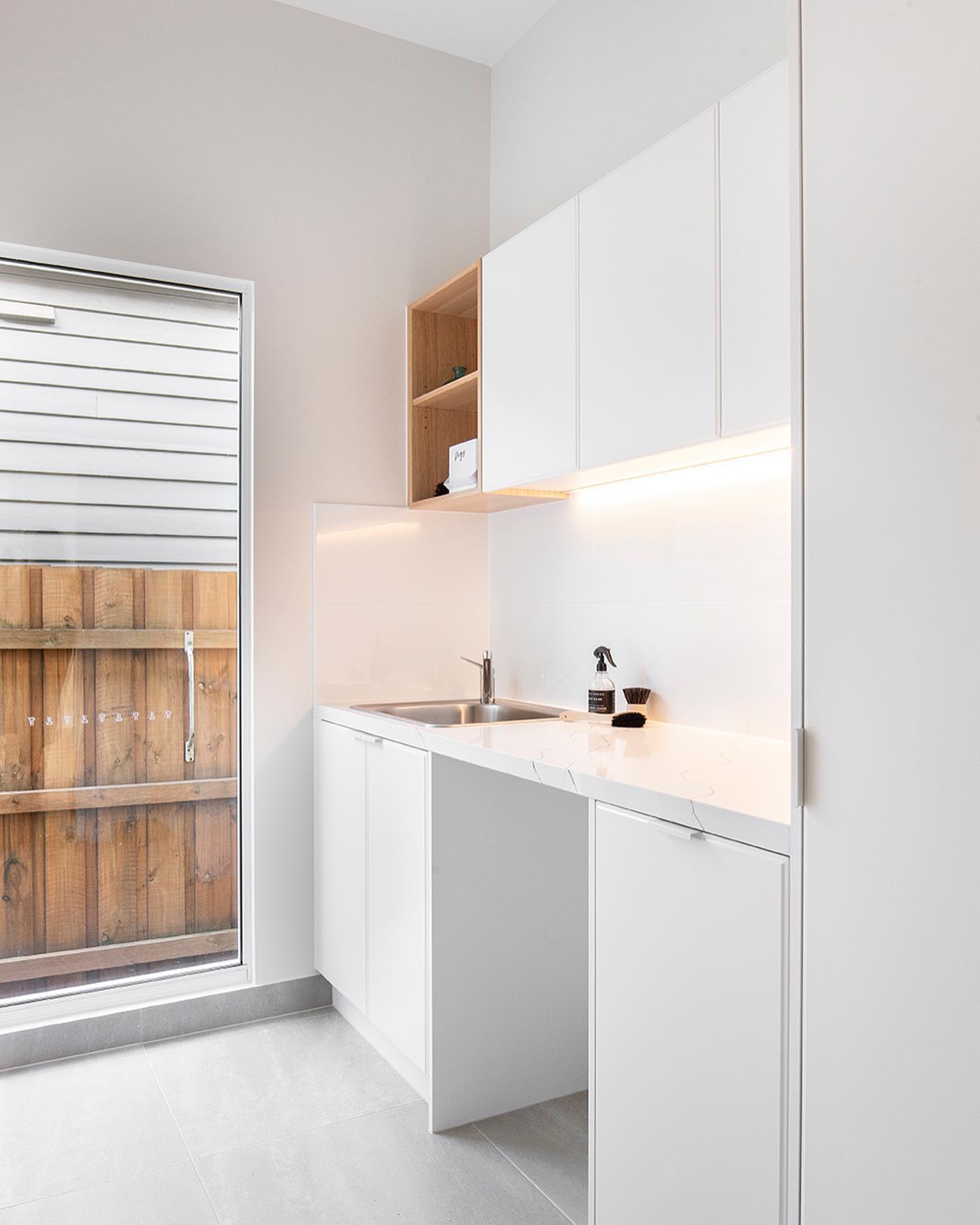 The image depicts a laundry room with a washing machine and dryer, featuring arrows indicating the movement of air. • **Im...